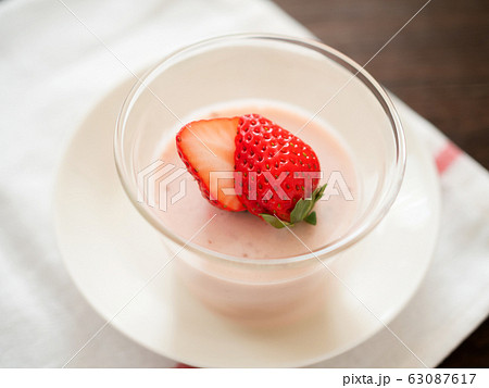 いちごミルクプリンの写真素材