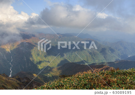 秋の谷川岳の登山道からみた風景 秋の谷川岳の登山道からみた風景 63089195