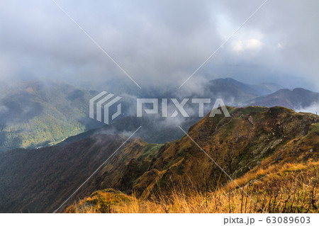 秋の谷川岳の登山道からみた風景 秋の谷川岳の登山道からみた風景 63089603