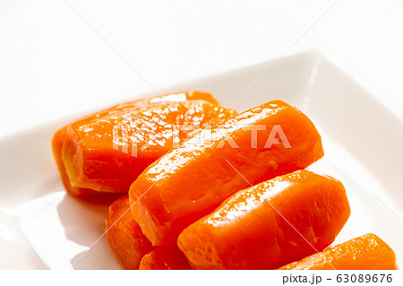 ニンジンのグラッセ。(白皿･白バック) 63089676