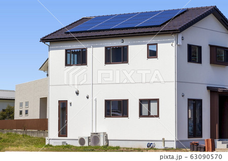 エコハウス＿太陽光パネルと新築住宅と空＿快晴バージョン 63090570