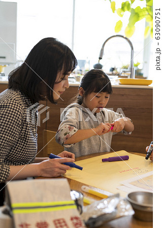 家族防災会議で書記を務める子供(娘) 家族防災会議で書記を務める子供(娘) 63090751