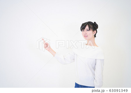 白バック 指を指す女性 白バック 指を指す女性 63091349