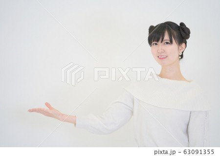 白バック　指を指す女性 63091355