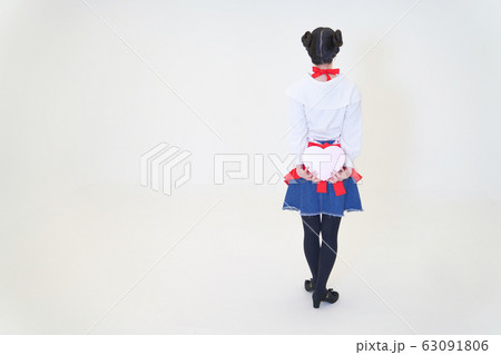 バレンタイン 後ろ姿 ハートを持つ女性 バレンタイン 後ろ姿 ハートを持つ女性 63091806