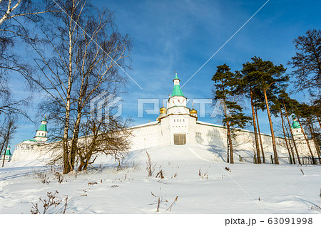 Snow and white walls, golden domes and a tower 63091998