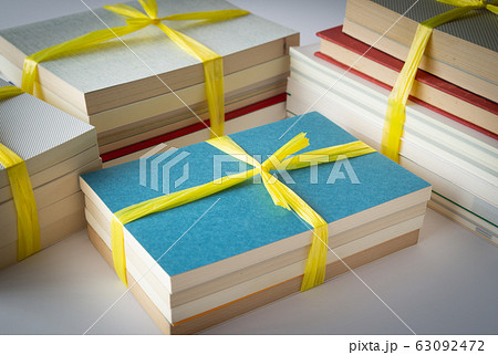 本　断捨離　書籍　処分　引越し　遺品整理　ビニール紐　荷造りヒモ 63092472