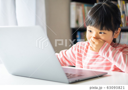女の子　ノートパソコン 63093821