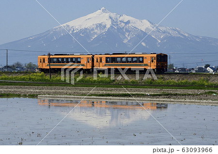 津軽の春　津軽鉄道ディーゼルカーと岩木山 63093966
