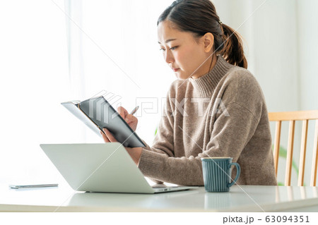 女性　ライフスタイル　パソコン 63094351