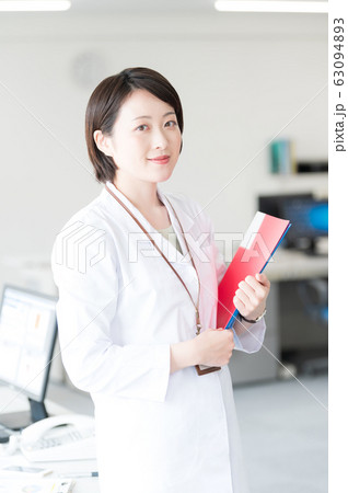 白衣 女性 の写真素材