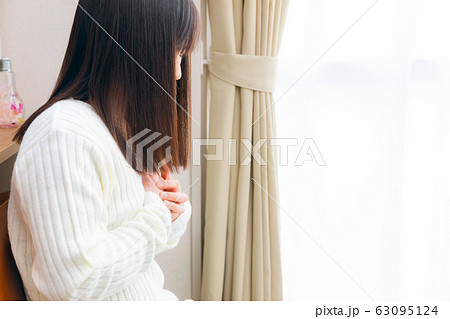 胸を抑える女性　胸の疾患　コピースペース 63095124