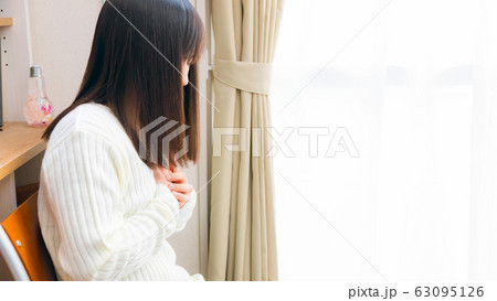 胸を抑える女性　胸の疾患　コピースペース　16:9 63095126