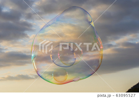 「山口県光市」虹ヶ浜海水浴場・シャボン玉 「山口県光市」虹ヶ浜海水浴場・シャボン玉 63095527