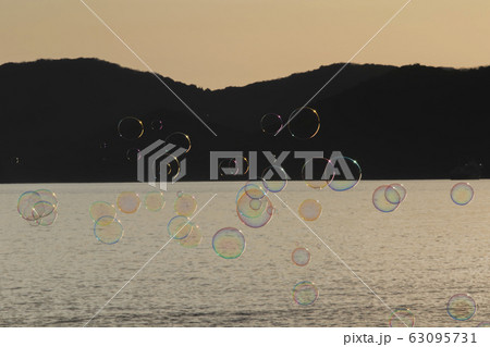 「山口県光市」虹ヶ浜海水浴場・シャボン玉 「山口県光市」虹ヶ浜海水浴場・シャボン玉 63095731