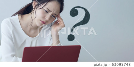 悩む女性 悩む女性 63095748
