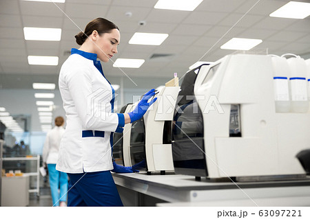 Female research scientist using advia immunoassay system 63097221