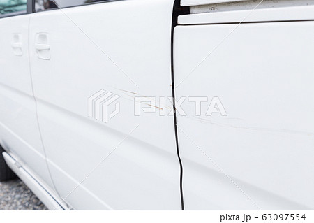 車のスライドドアのキズ 63097554