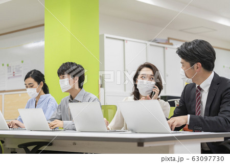 マスクを着用して仕事をする人々 マスクを着用して仕事をする人々 63097730