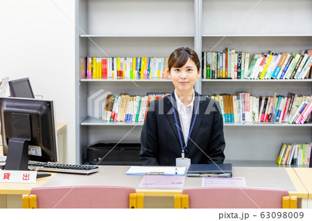 図書館司書 女性 図書館司書 女性 63098009
