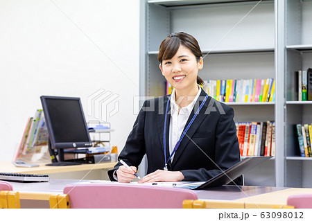 図書館司書 女性 図書館司書 女性 63098012