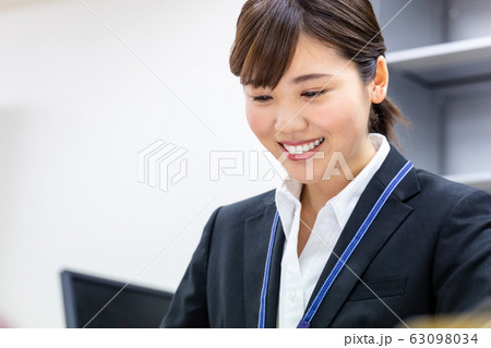 図書館司書 女性 63098034