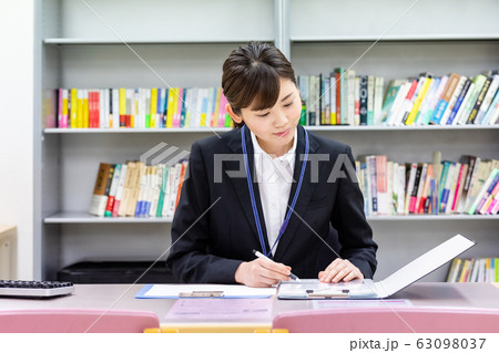 図書館司書 女性 63098037