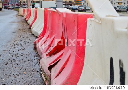 Large plastic red and white enclosure blocks Large plastic red and white enclosure blocks 63098040