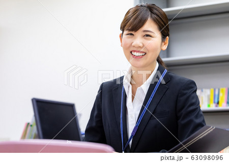 図書館司書 女性 図書館司書 女性 63098096