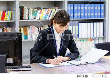 図書館司書 女性 図書館司書 女性 63098100