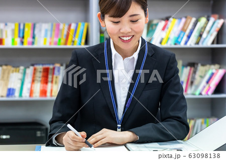 図書館司書 女性 図書館司書 女性 63098138