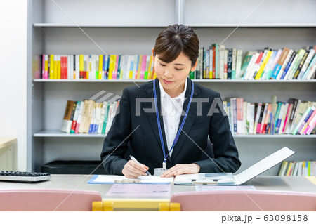 図書館司書 女性 図書館司書 女性 63098158