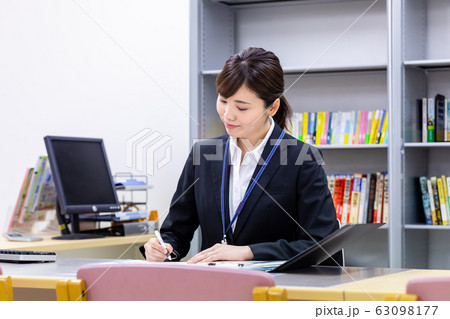 図書館司書 女性 63098177