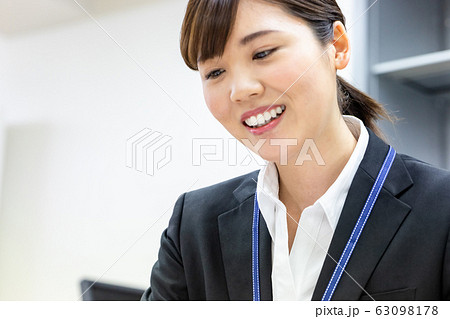 図書館司書 女性 図書館司書 女性 63098178