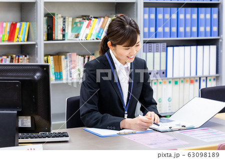 図書館司書 女性 63098189