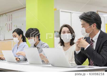 マスクを着用して仕事をする人々 63098258