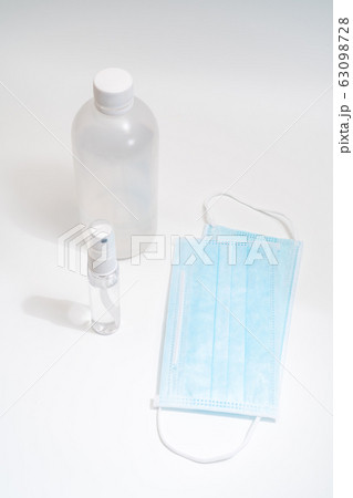 Protective face mask and sanitizer gel dispenser,口罩, 病毒, 傳染病, 生病, 疾病, 武漢肺炎, SARS, 流感, 感冒, 酒精, 消毒 63098728