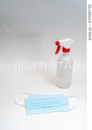 Protective face mask and sanitizer gel dispenser,口罩, 病毒, 傳染病, 生病, 疾病, 武漢肺炎, SARS, 流感, 感冒, 酒精, 消毒 63098746