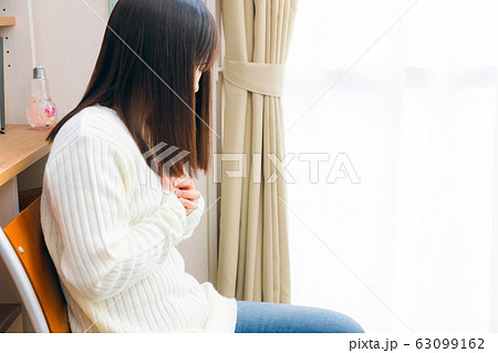 胸を抑える女性　胸痛　息苦しい　様々な疾病 63099162