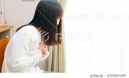 胸を抑える女性 胸痛 息苦しい 様々な疾病 16:9 胸を抑える女性 胸痛 息苦しい 様々な疾病 16:9 63099166