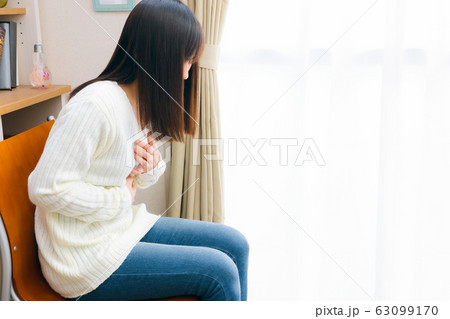 胸を抑える女性 胸痛 息苦しい 様々な疾病 胸を抑える女性 胸痛 息苦しい 様々な疾病 63099170
