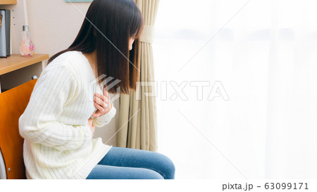 胸を抑える女性　胸痛　息苦しい　様々な疾病　16:9 63099171