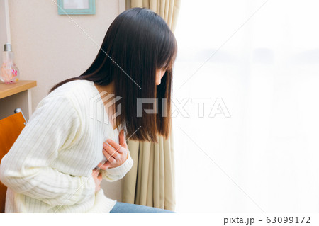 胸を抑える女性 胸痛 息苦しい 様々な疾病 胸を抑える女性 胸痛 息苦しい 様々な疾病 63099172