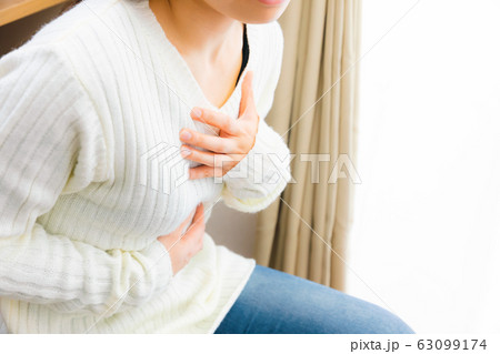 胸を抑える女性　胸痛　息苦しい　様々な疾病 63099174