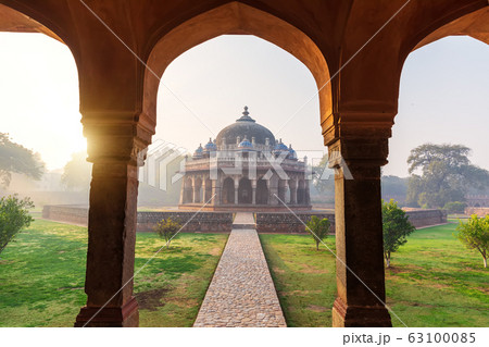 Sunrise in the Humayun's Tomb, view on the Isa 63100085