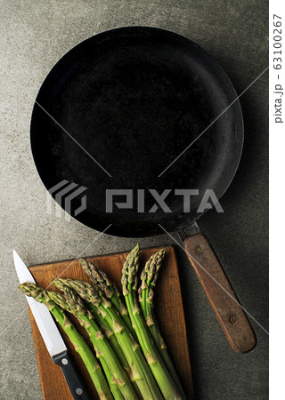 Asparagus cooking 63100267
