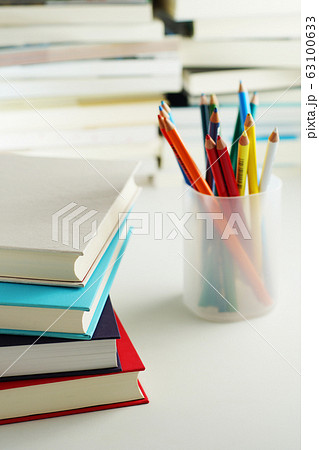 積まれた本と色鉛筆 63100633