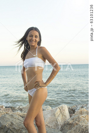 tribe parallel Expect it Young girl in white slim bikini on the beach - Stock Photo [63101236] -  PIXTA