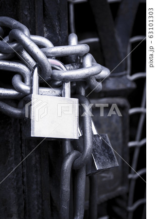 Padlock with chain 63101303