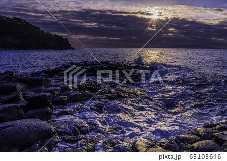 【静岡県】東伊豆・城ヶ崎海岸　大淀小淀の夜明け 63103646